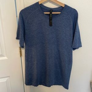 LULULEMON Men’s metal vent tech workout shirt.